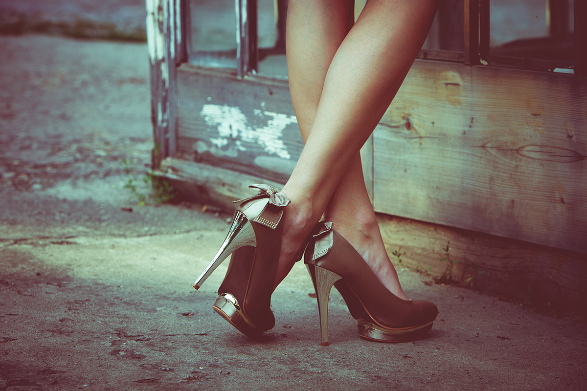 Милые леди показывают ножки в туфельках